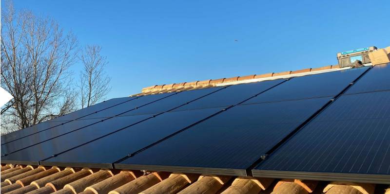 Installation de panneaux solaires pour une maison sur Etretat